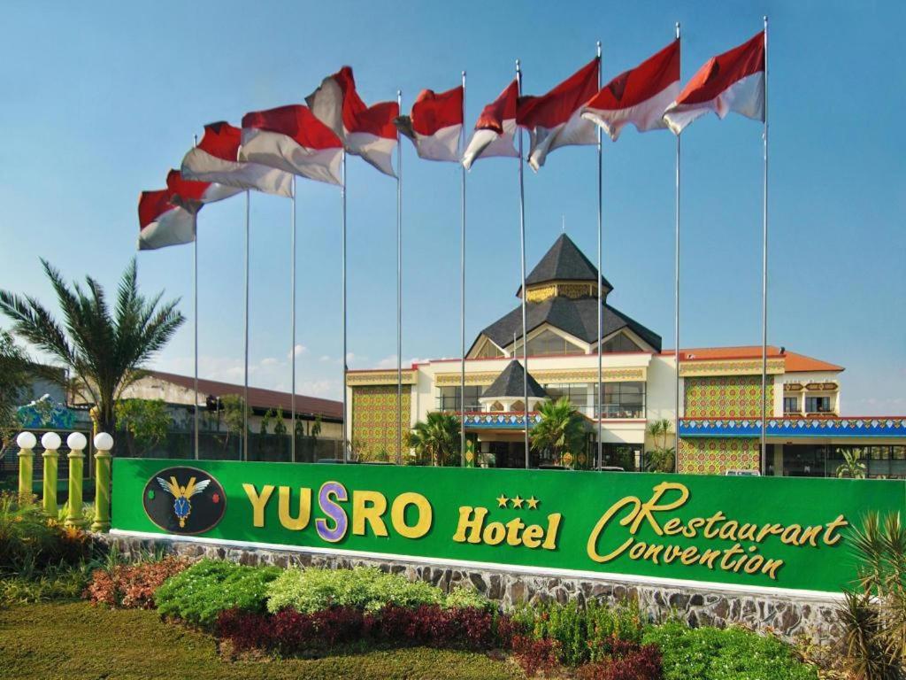 Yusro Hotel Restaurant & Convention Jombang Exterior foto