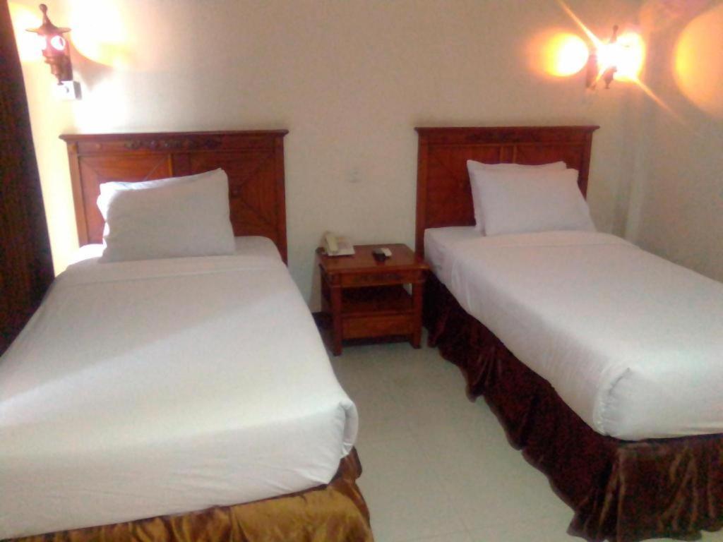 Yusro Hotel Restaurant & Convention Jombang Exterior foto