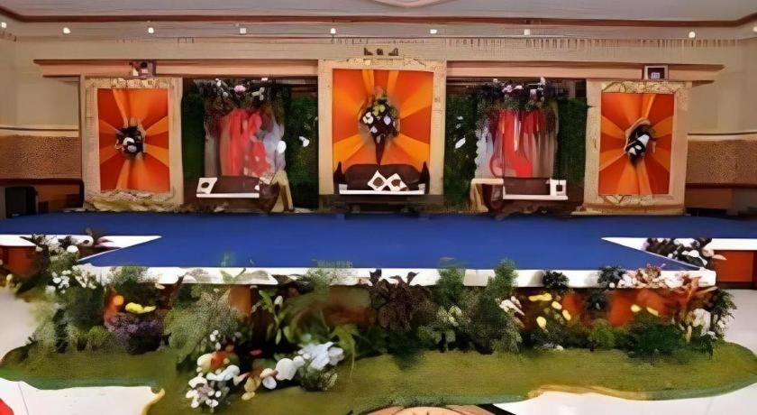 Yusro Hotel Restaurant & Convention Jombang Exterior foto