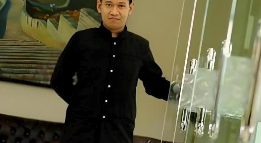 Yusro Hotel Restaurant & Convention Jombang Exterior foto